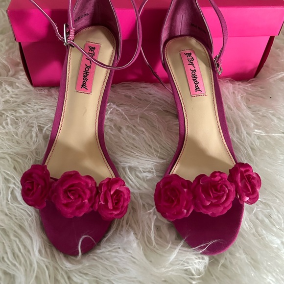 Beautiful fuchsia Betsy Johnson high heels  with roses - Picture 6 of 6